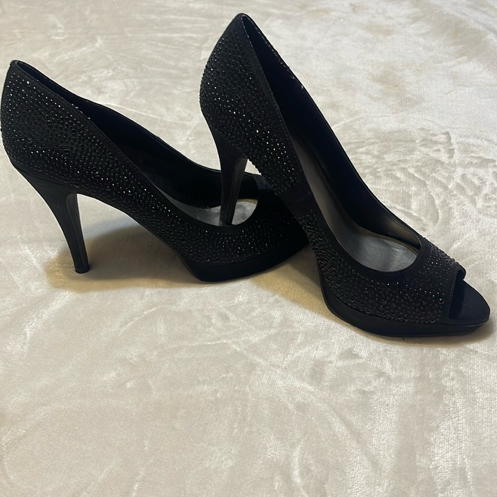 Peep toe, classic black heels 🖤